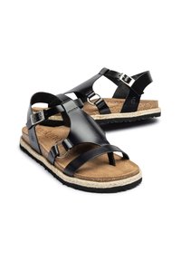Sandali neri in pelle con soletta in sughero, caratterizzati da un design a strap, dettagli metallici e una suola textured per una migliore aderenza.