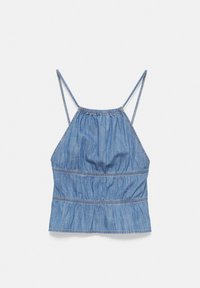 Crop top sans manches bleu denim avec fines bretelles, fronces élastiques au niveau de la poitrine et de la taille, et un ourlet évasé.