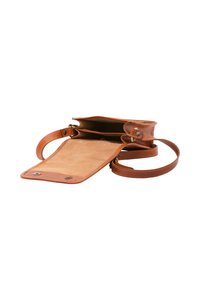 Borsa a mano in pelle tan con una finitura liscia, aperta per rivelare un morbido interno in suede beige. Dotata di una chiusura a scatto e di una tracolla regolabile.