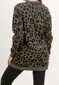 Sweter z długim rękawem w szarym dzianinowym splotem z czarnym wzorem w panterkę, z okrągłym dekoltem oraz ściągaczami na rękawach i u dołu.