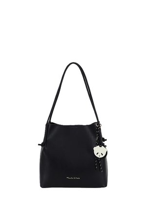 Borsa a tracolla in pelle nera con tracolla lunga, piccolo charm bianco con faccia di panda e dettaglio discreto del nome del marchio nella parte inferiore centrale.