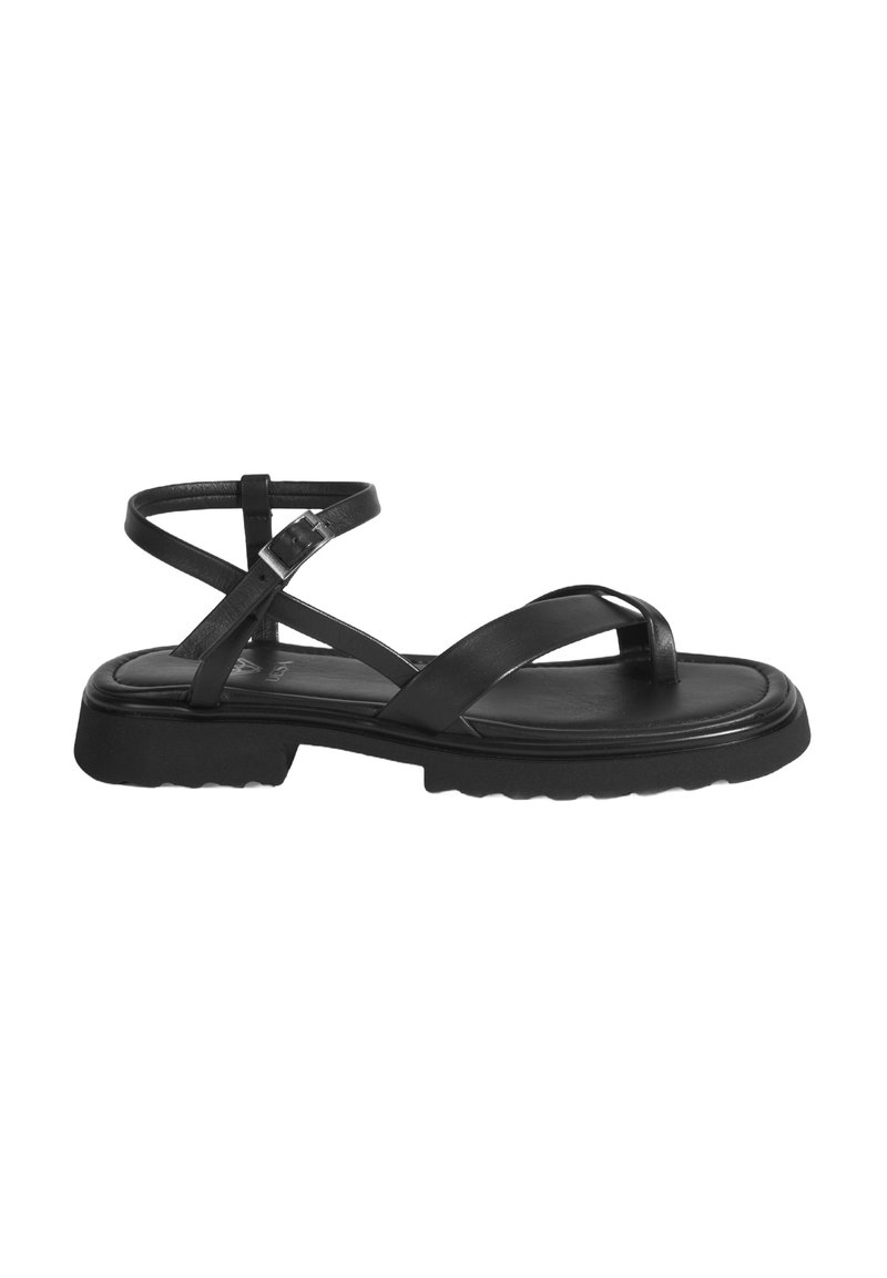 Zwarte platte sandalen met kruislings straps, gestructureerde zool en een chunky hak. Gemaakt van glad synthetisch materiaal, met een gespsluiting om de enkel.