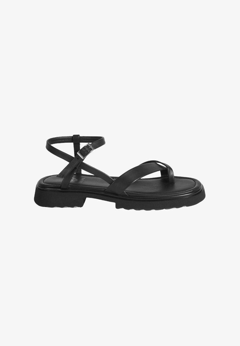 Schwarze flache Sandalen mit überkreuzten Riemen, strukturiertem Sohlen und einem blockartigen Absatz. Hergestellt aus glattem synthetischem Material, mit einem schnallenverstellbaren Knöchelriemen.