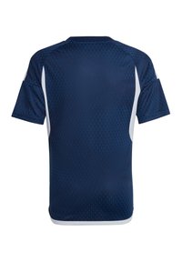 Dunkelblaues Sporttrikot mit strukturiertem Muster, kurzen Ärmeln, weißen Seitenelementen und Rundhalsausschnitt. Leichtes und atmungsaktives Material.