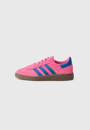 Różowy sneaker Adidas z niebieskimi paskami, gumową podeszwą i złotym napisem "SPEZIAL" po boku, widoczny z zewnętrznej strony.