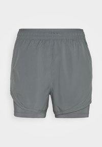 Pantalones cortos deportivos gris claro con una cintura elástica, forro interior y cortes laterales para ventilación. Tela suave y ligera.
