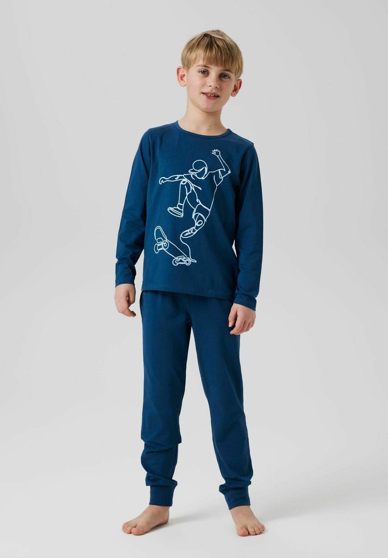 Marineblaue Jungen-Pyjama-Set mit einem langärmeligen Oberteil, das ein weißes Skateboarder-Motiv zeigt, und passender Hose mit gerippten Knöcheln.
