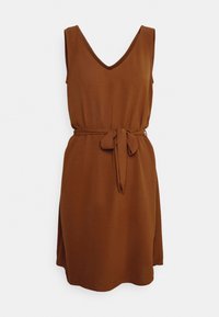 Ruskea olkaimeton mekko, jossa on V-pääntie ja itse solmittava vyö vyötäröllä, valmistettu pehmeästä kankaasta, jossa on sileä pinta ja rento istuvuus.