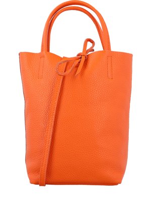 Sac fourre-tout en cuir orange vif avec double poignées et une fine bandoulière nouée en un nœud à l'avant.
