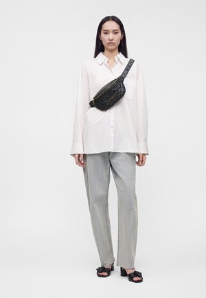 Love Moschino, QUILTED BAG - Sac banane - black