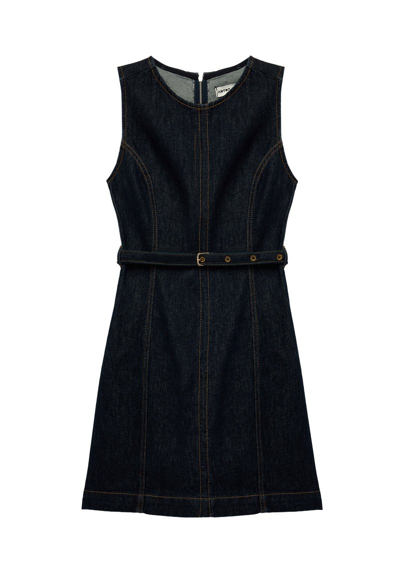 Robe sans manches en denim foncé avec une coupe ajustée, dotée d'une taille ceinturée et de surpiqûres contrastées visibles le long des coutures. Fermeture éclaire au dos.