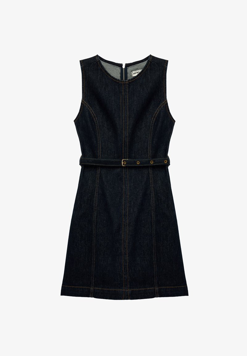 Ciemnoniebieska, bezrękawnikowa sukienka o dopasowanym kroju, z paskiem w talii i widocznym kontrastowym ściegem wzdłuż szwów. Zapięcie na zamek z tyłu.