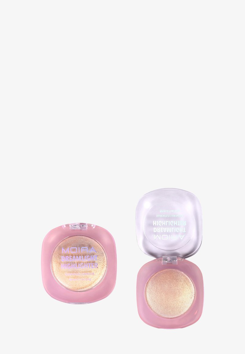 To rosa kompakter med Moira Dreamlight highlighter, en lukket og en åpen som viser skinnende lys gullfarget pudder.