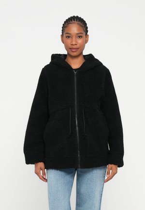 Svart fleece-hoodiejacka med dragkedja fram, dragsko i midjan och framfickor. Mjuk textur och avslappnad passform, lämplig för vardagsbruk.