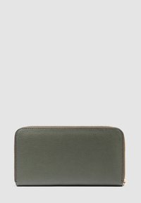 Portafoglio verde in pelle con superficie testurizzata, chiusura con zip e dettagli in metallo color oro. Forma rettangolare, design minimalista.