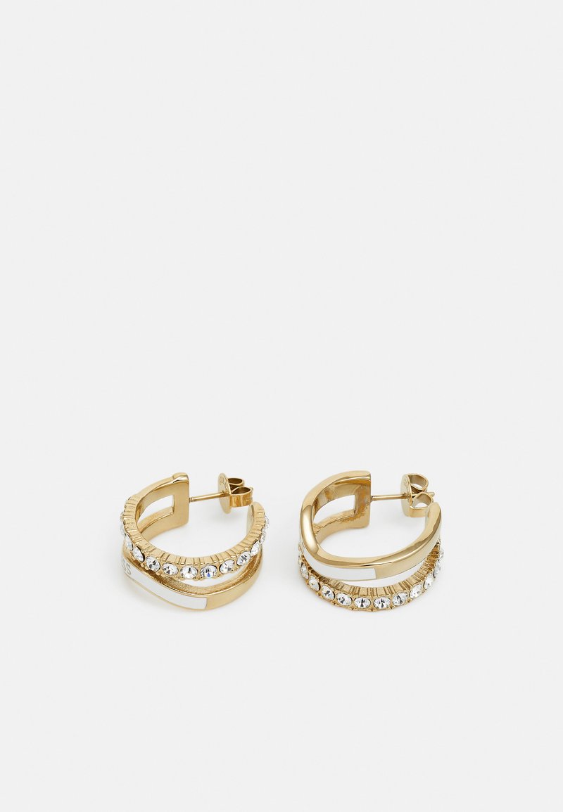 Pendientes de aro dorados con un diseño texturizado, adornados con piedras decorativas transparentes. Forma semi-abierta con un cierre de poste seguro.