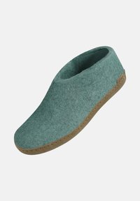 Chaussure slip-on en teal avec un bout arrondi, des côtés courts et une semelle en caoutchouc beige. Pas de matériel ou motifs visibles. Texture douce dans l'ensemble.
