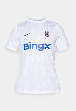 Valkoinen urheilupaita, joka on valmistettu kevyestä kankaasta. Siinä on sininen "Bingx"-logo ja värikäs vaakuna. Taustalla on hienovaraisesti teksturoituja kirjaimia.