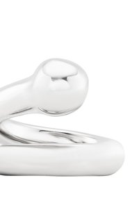 Bague en argent métallique avec des formes lisses et arrondies ; présente une extrémité bulbeuse et une forme fluide continue. Fini haute brillance avec une surface réfléchissante.