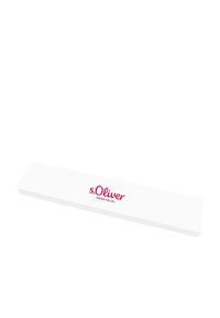 Scatola rettangolare bianca con una superficie liscia. La parte anteriore presenta il logo rosso "s.Oliver" e la frase "FASHION FOR LIFE."