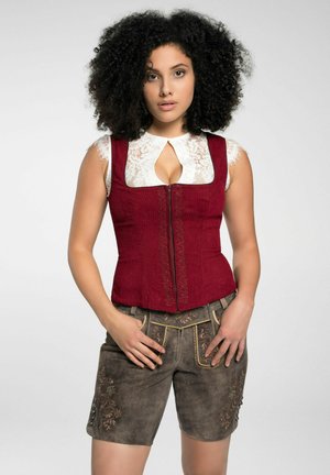 Bordeaux korset met een rits aan de voorkant en bloemborduursels, gecombineerd met bruine shorts met decoratieve stiksels en zijknopen. Kraag van kant.