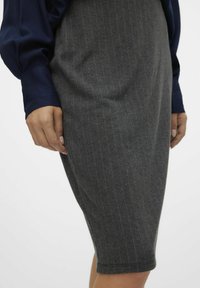 Grijze gestreepte pencil rok van textuurstof, aansluitend ontwerp, knie-lengte, met een simpele zoom en een donkerblauwe blouse.