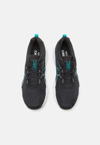 Zwarte sportschoenen met een bovenwerk van mesh, turquoise accenten en witte zolen. Voorzien van een vetersluiting en gewatteerde kraag voor comfort.