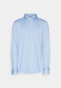 Chemise habillée bleu clair à manches longues avec col pointu et boutons blancs sur le devant, présentée sur un fond clair uni.