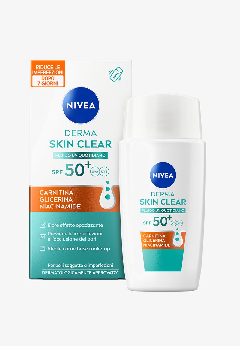 Fluido NIVEA Derma Skin Clear in una bottiglia bianca con un logo rotondo blu. Caratteristiche SPF 50+, ingredienti principali: carnitina, glicerina, niacinamide.