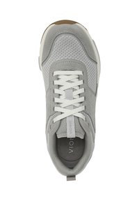 Grauer Sportschuh mit Mesh-Obermaterial, Wildlederakzenten, weißen Schnürsenkeln, gepolstertem Kragen und einer gepolsterten Innensohle. Robuste Gummisohle.