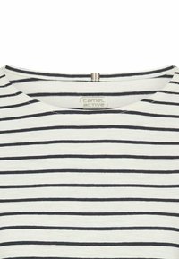 Gestreiftes T-Shirt mit rundem Ausschnitt, mit schmalen marineblauen Streifen auf einem cremigen Hintergrund. Aus weichem Stoff gefertigt, enthält ein Etikett-Detail.