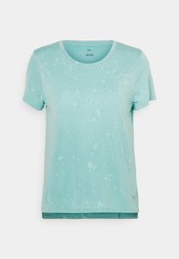 Camiseta de manga corta en azul claro, confeccionada con tejido texturizado, que presenta un escote redondo y un sutil patrón salpicado.