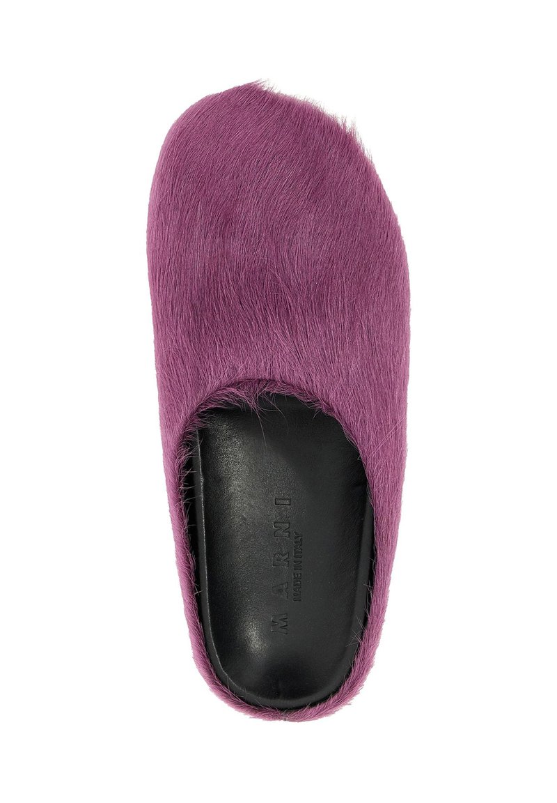 Sandalo slide in pelliccia viola con soletta in pelle nera liscia. Design aperto sulla punta con tomaia morbida e testurizzata. Forma minimalista, senza decorazioni.