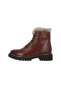 Bota de cuero marrón hasta el tobillo con cuello de pelaje sintético, suela de goma negra, punta redonda y ojales de metal para los cordones. Logotipo grabado en el lateral.