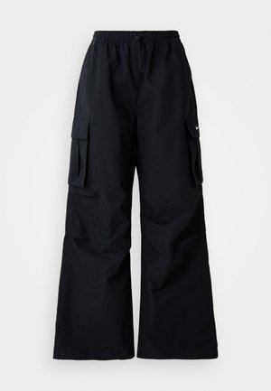 Czarne spodnie cargo z szerokimi nogawkami, elastycznym paskiem w talii, regulowanym sznurkiem i dwiema bocznymi kieszeniami. Wykonane z gładkiego, lekkiego materiału.