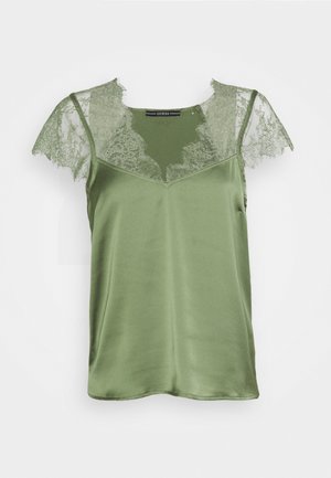 Jasnozielona satynowa koszulka na cienkich ramiączkach z przezroczystymi koronkowymi krótkimi rękawkami i koronkową lamówką wzdłuż dekoltu, oznaczona marką GUESS.