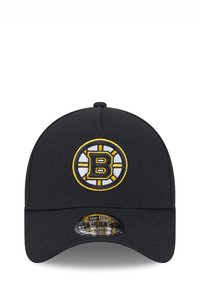 Schwarze Baseballmütze mit einem gestickten runden Logo, das in der Mitte ein gelbes und weißes "B" zeigt. Verstellbarer Riemen hinten.