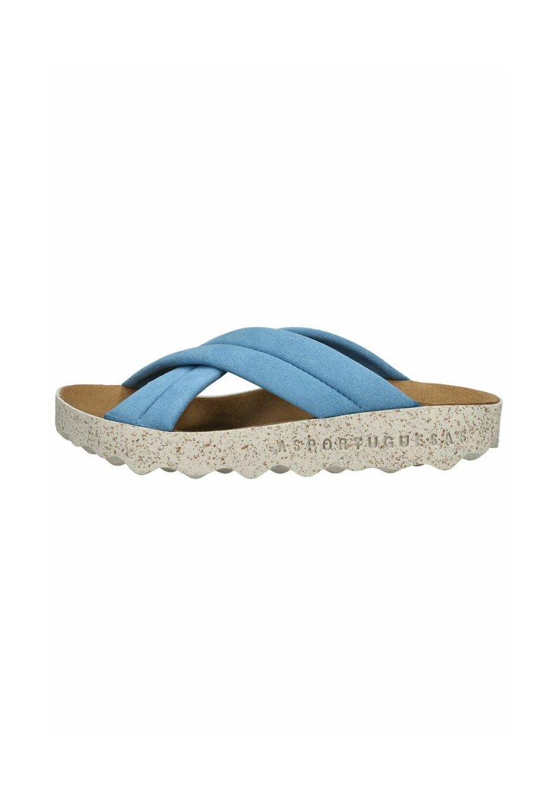 Sandalia deslizante de ante azul con diseño de tiras cruzadas, plantilla de corcho y suela blanca texturizada con un patrón moteado.