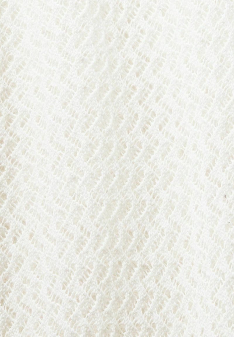 Tissu texturé en blanc cassé avec un motif en losange. La surface est tissée, créant une apparence légère et aérée, adaptée à diverses applications.