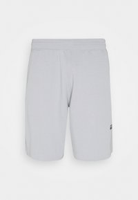 Světlé šedé sportovní šortky vyrobené z měkké látky, s elastickým pasem a bočními kapsami, s minimalistickým logem na dolní části nohy.