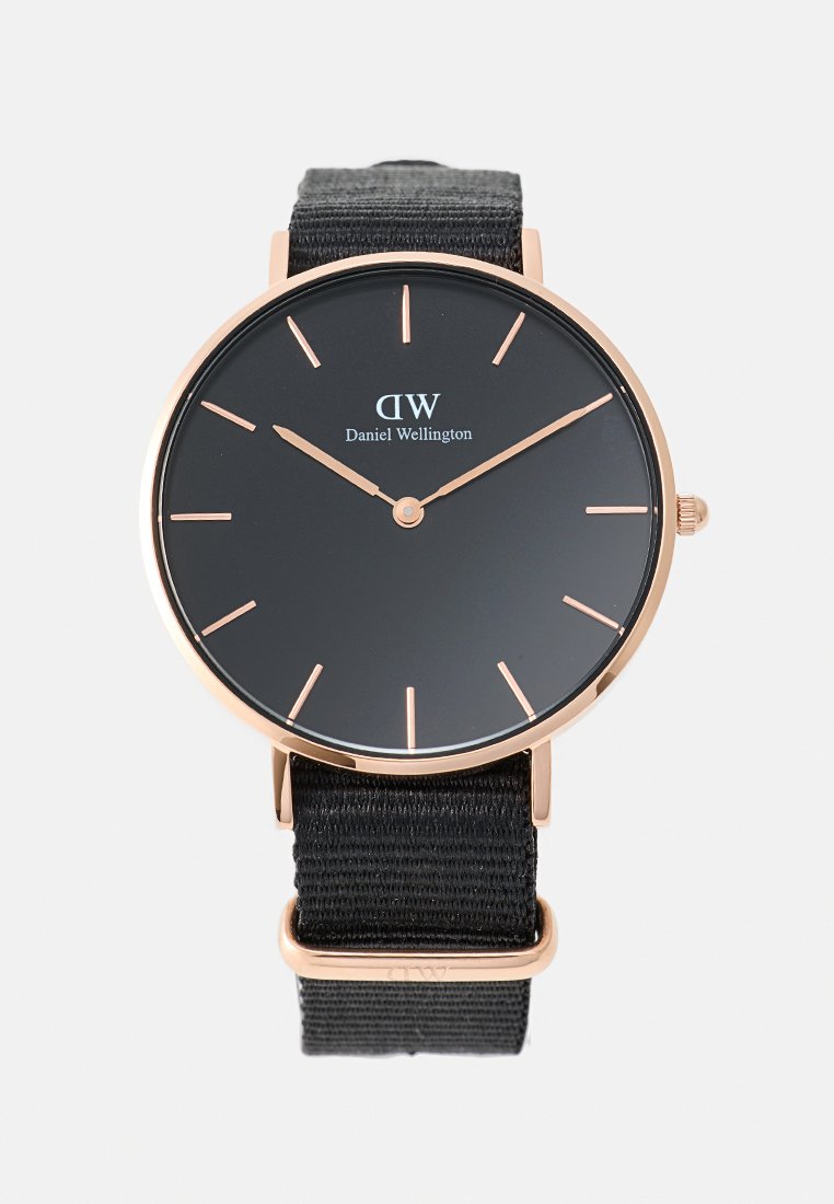 Runde schwarze Uhr mit einem roségoldenen Gehäuse, schwarzem Nylonarmband und minimalistischem Design, das roségoldene Stundenmarkierungen und Logo aufweist.