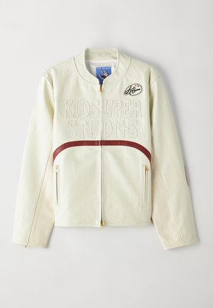 Veste en cuir de couleur crème au style bomber, col côtelé, broderie "KIDS SUPER STUDIOS", accents bordeaux et poches zippées.