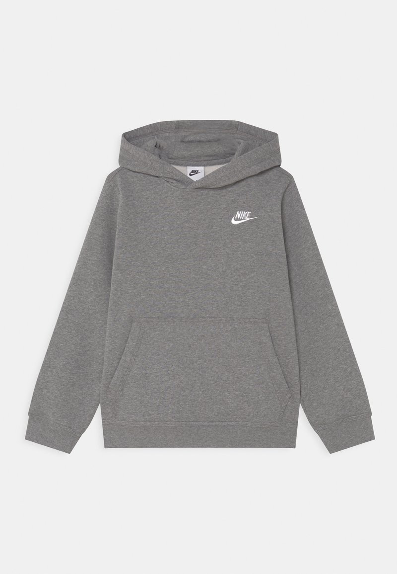 Sudadera gris hecha de tejido suave, con mangas largas, un bolsillo frontal y un logo blanco de Nike en el área del pecho izquierdo.