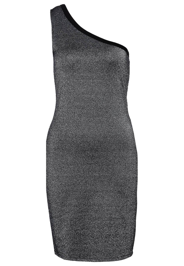 En axelbandlös metallisk svart klänning med smal passform, tillverkad av strukturerad tyg, med en slät yta och kontrasterande svart kant vid halsringningen.