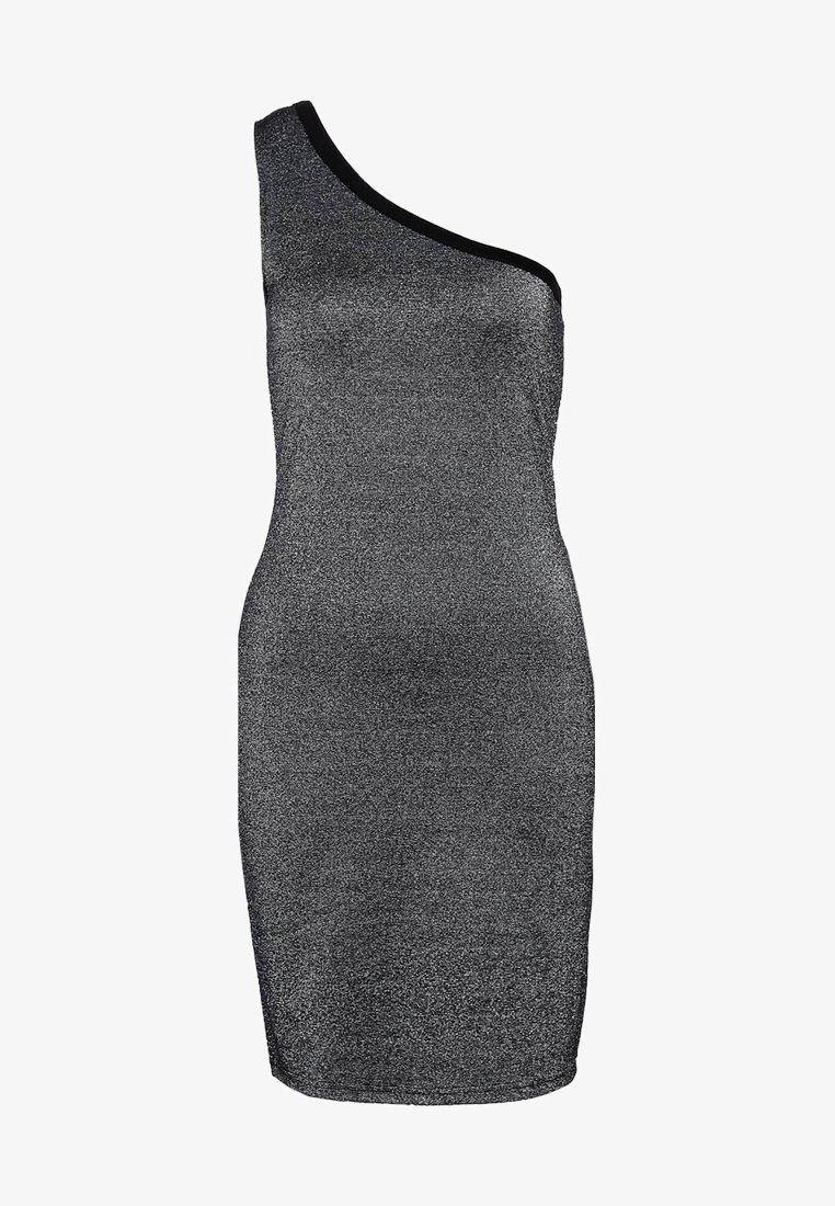 En axelbandlös metallisk svart klänning med smal passform, tillverkad av strukturerad tyg, med en slät yta och kontrasterande svart kant vid halsringningen.