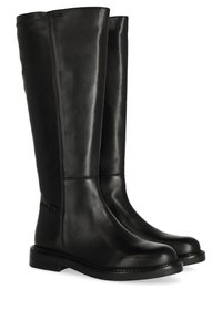 Czarne skórzane botki do kolan o gładkiej fakturze, zaokrąglonym nosku i minimalnych szwach. Posiadają niski, blokowy obcas oraz delikatny detal po boku.
