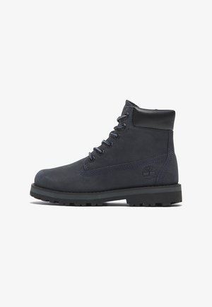 Mörkblå läderankelboots med rund tå, sex ögla, snörning, vadderad krage och tjock gummisula med ett mönster för grepp.