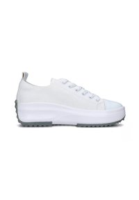 Sneaker bianche con una parte superiore texturizzata, punta arrotondata e una suola bianca spessa caratterizzata da un motivo a zigzag grigio.
