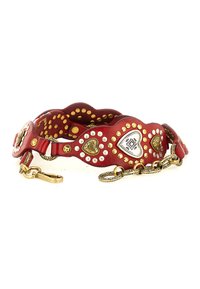 Collare in pelle rossa con borchie dorate e argentate, accenti a forma di cuore e una catena decorativa con gancio. Design testurizzato e a forma di scollo.