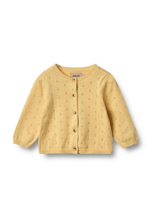 Gelber gestrickter Cardigan mit rundem Halsausschnitt, langen Ärmeln, Knopfverschluss und kleinen dekorativen Löchern im gesamten Stoff.
